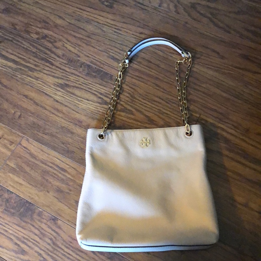 Tory burch pink bag! Super cute and well treated!